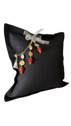 Coussin en chanvre noir MIYA. Papmille chaine avec cauris, poids ashanti. Vue profil