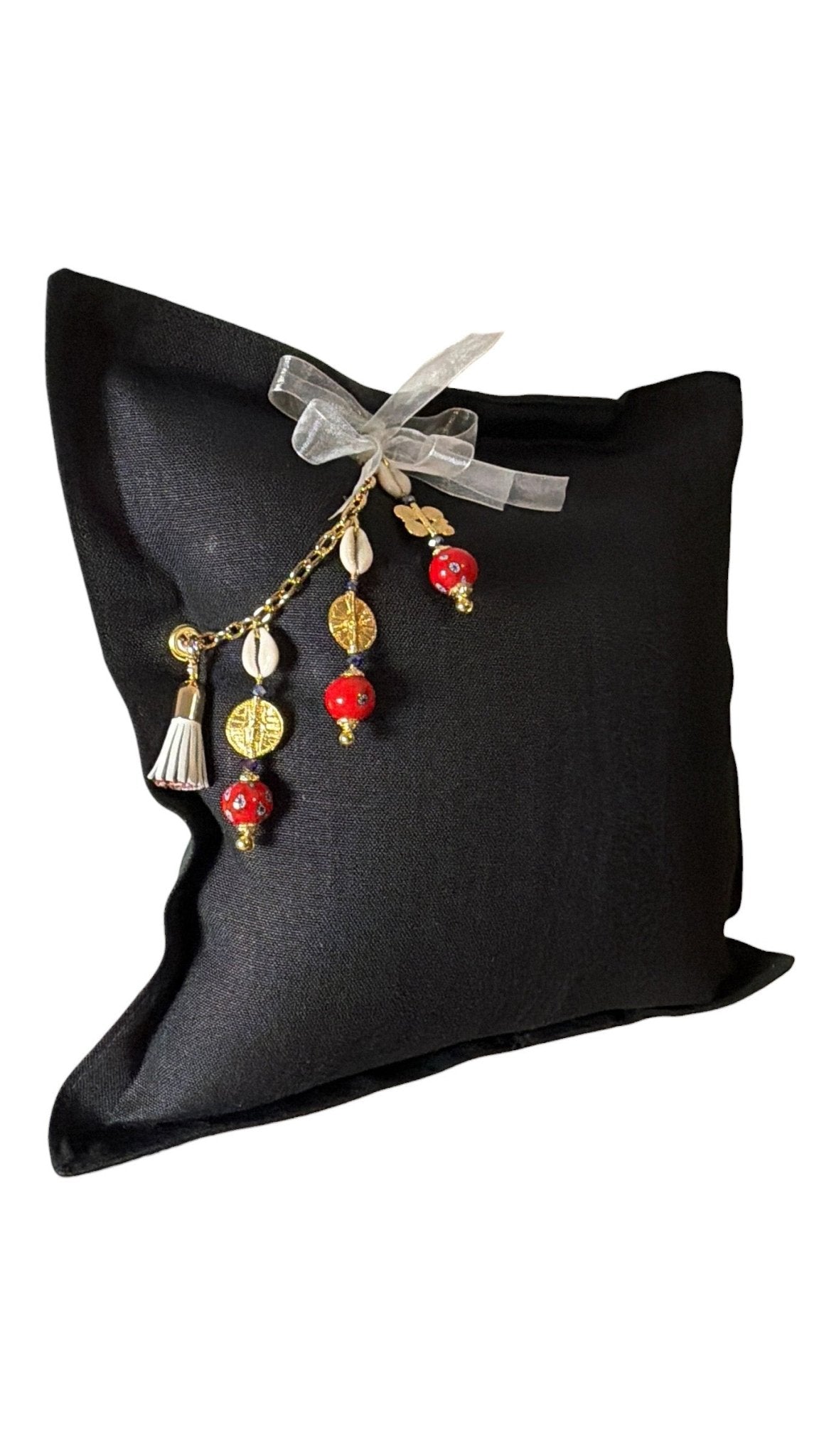 Coussin en chanvre noir MIYA. Papmille chaine avec cauris, poids ashanti. Vue profil