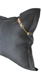 Coussin en chanvre noir MIYA. Papmille chaine avec cauris, poids ashanti. Vue dos