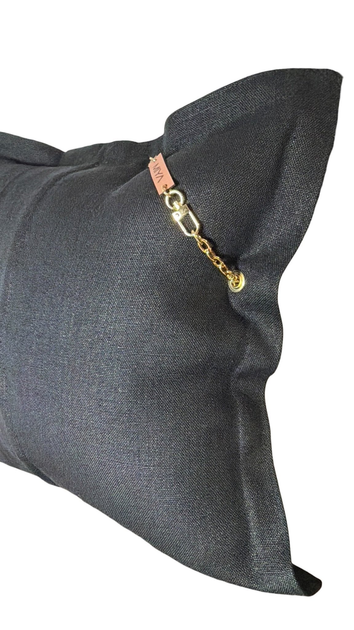 Coussin en chanvre noir MIYA. Papmille chaine avec cauris, poids ashanti. Vue dos