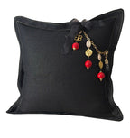 Coussin décoratif en chanvre noir NEGRIL No.90 avec pampille signature MIYA et perles africaines rouges.