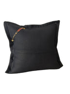 Coussin en chanvre noir NEGRIL No.90 avec pampille artisanale MIYA et perles rouges. Vue dos.
