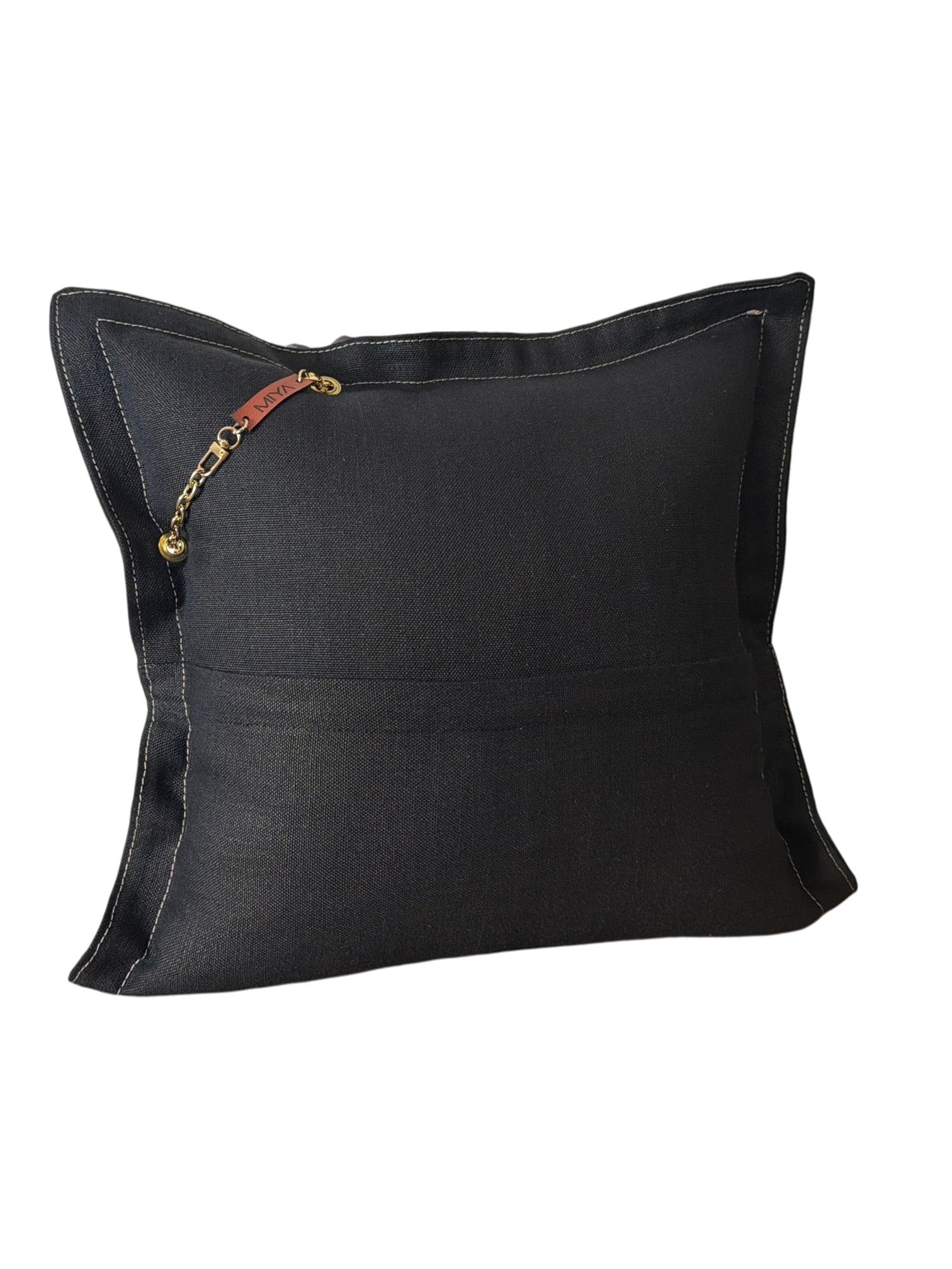 Coussin en chanvre noir NEGRIL No.90 avec pampille artisanale MIYA et perles rouges. Vue dos.