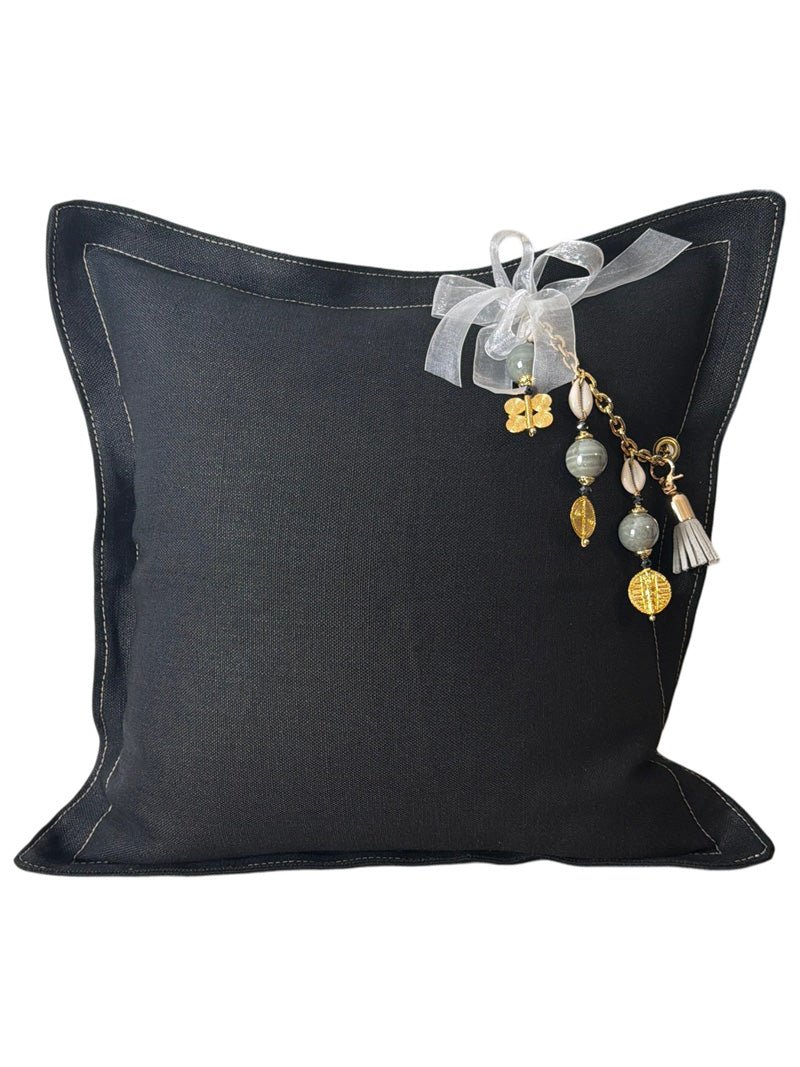 Coussin décoratif en chanvre noir NEGRIL No.91 avec pampille signature MIYA et perles africaines grises.