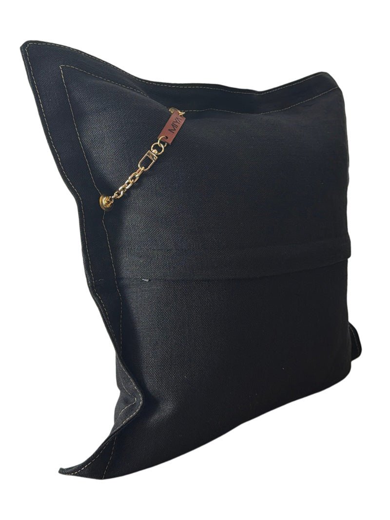 Dos du coussin en chanvre noir NEGRIL No.91 avec fermeture portefeuille et détail MIYA.