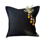 Coussin en chanvre noir, pampille MIYA perles jaunes et poids Ashanti. Vue face
