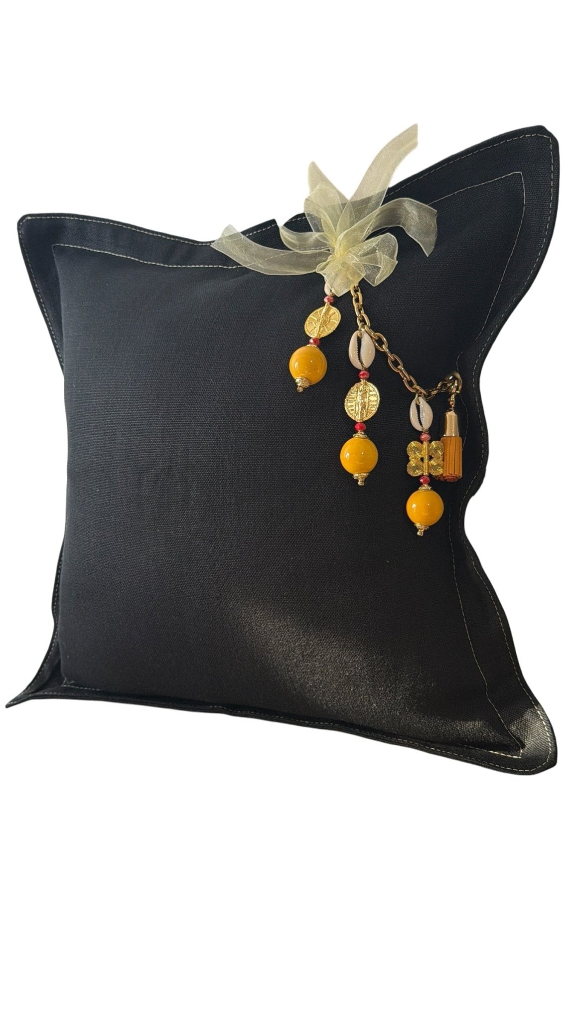 Coussin en chanvre noir, pampille MIYA perles jaunes et poids Ashanti. Vue profil