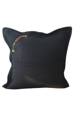 Coussin en chanvre noir, pampille MIYA perles jaunes et poids Ashanti. Vue dos