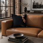 Coussin en chanvre noir, pampille MIYA perles jaunes et poids Ashanti. Da ns un loft new yorkais