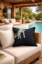 Coussin lin noir avec pampille signature ornée de poids Ashanti, ambiance resort tropical – MIYA