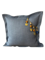 Coussin en lin lourd bleu jean ZANZIBAR No.100 avec perles africaines jaunes, cauris et poids Ashanti dorés MIYA