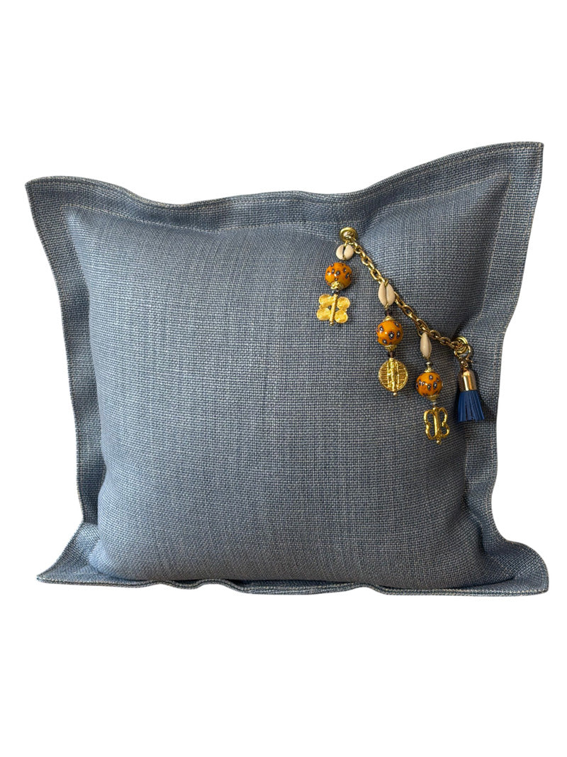 Coussin en lin lourd bleu jean ZANZIBAR No.100 avec perles africaines jaunes, cauris et poids Ashanti dorés MIYA