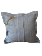 Dos du coussin en lin bleu jean ZANZIBAR No.100 avec fermeture portefeuille et étiquette MIYA en cuir