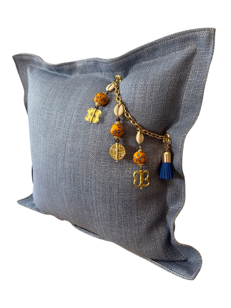 Vue de profil du coussin ZANZIBAR No.100 en lin bleu jean avec pampille bijou MIYA artisanale
