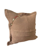 Dos du coussin en lin lourd caramel MARRAKECH No.97 avec fermeture portefeuille et attache signature MIYA.