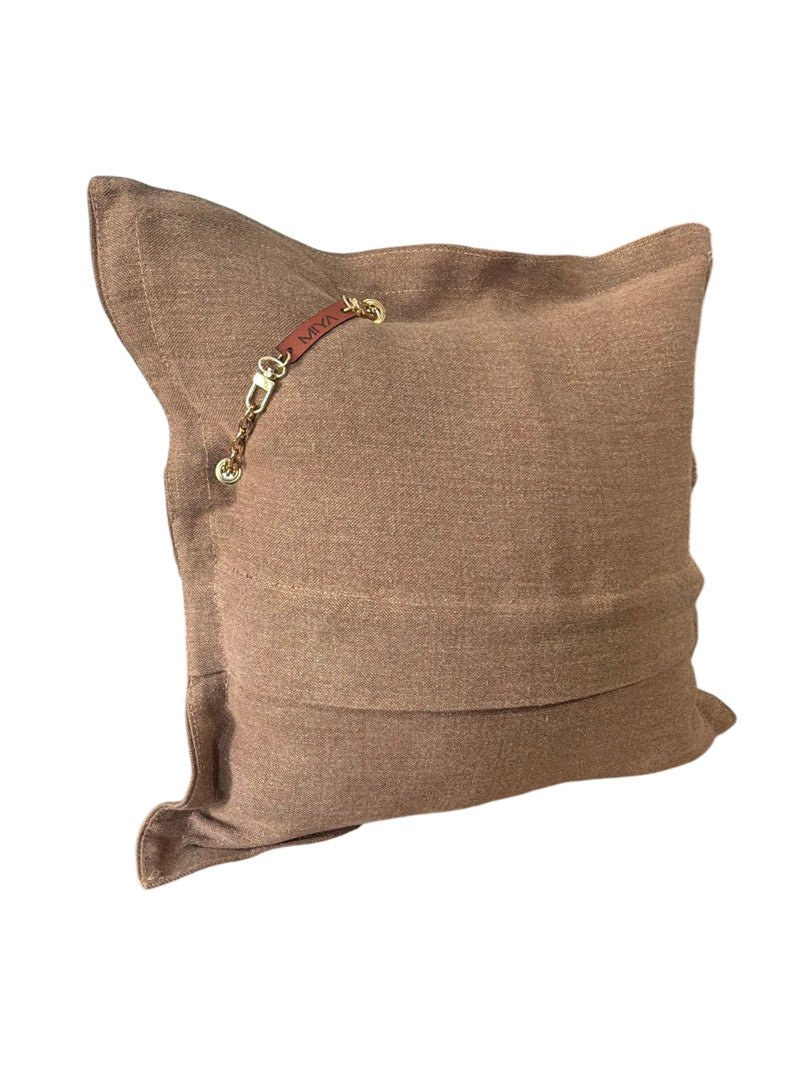 Dos du coussin en lin lourd caramel MARRAKECH No.97 avec fermeture portefeuille et attache signature MIYA.