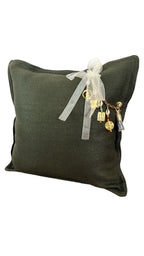 Coussin lin vert olive avec pampille signature ornée de poids Ashanti et perles – MIYA