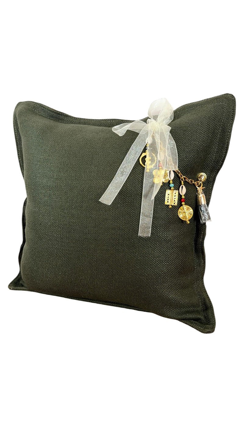 Coussin lin vert olive avec pampille signature ornée de poids Ashanti et perles – MIYA