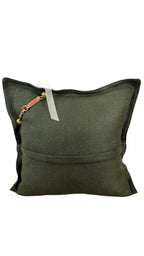 Détail coussin lin vert olive avec signature cuir MIYA et pampille signature – MIYA