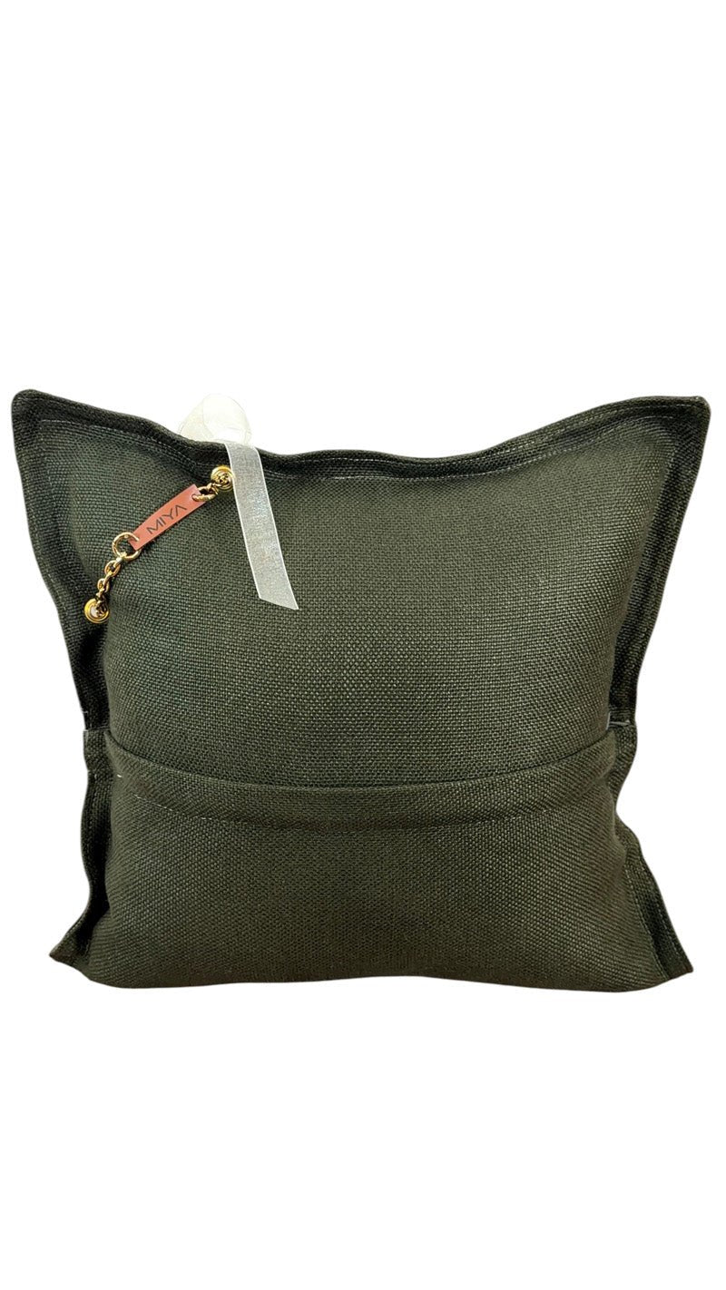 Détail coussin lin vert olive avec signature cuir MIYA et pampille signature – MIYA