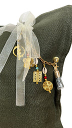 Détail coussin lin vert olive avec pampille signature ornée de poids Ashanti et perles – MIYA