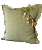 Coussin en lin MIYA couleur pistache vue de face pamiplle poids ashanti et perles nacrées