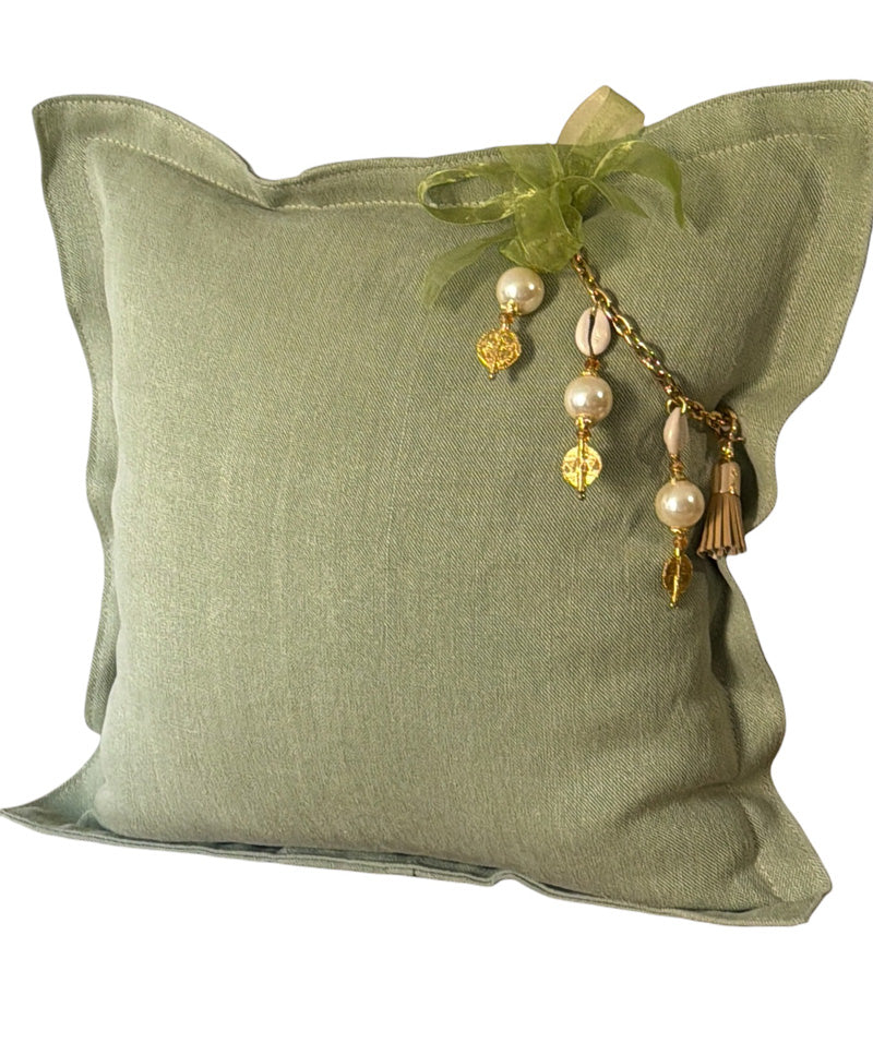 Coussin en lin MIYA couleur pistache vue de face pamiplle poids ashanti et perles nacrées