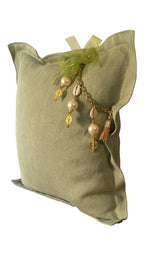 Coussin en lin MIYA couleur pistache vue de profil pampille poids ashanti et perles nacrées