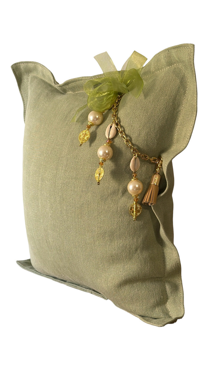 Coussin en lin MIYA couleur pistache vue de profil pampille poids ashanti et perles nacrées
