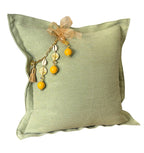 Coussin en lin MIYA couleur pistacje, perles jaunes et poids Ashanti. Vue de face.