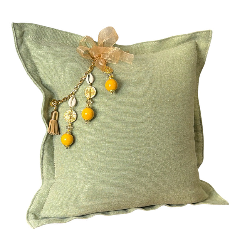 Coussin en lin MIYA couleur pistacje, perles jaunes et poids Ashanti. Vue de face.