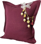 Coussin en lin MIYA prune avec perles nacrées et poids Ashanti. Vue de face