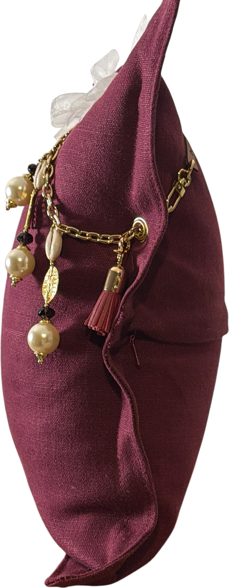 Coussin en lin prune avec perles nacrées et poids Ashanti vue de profile