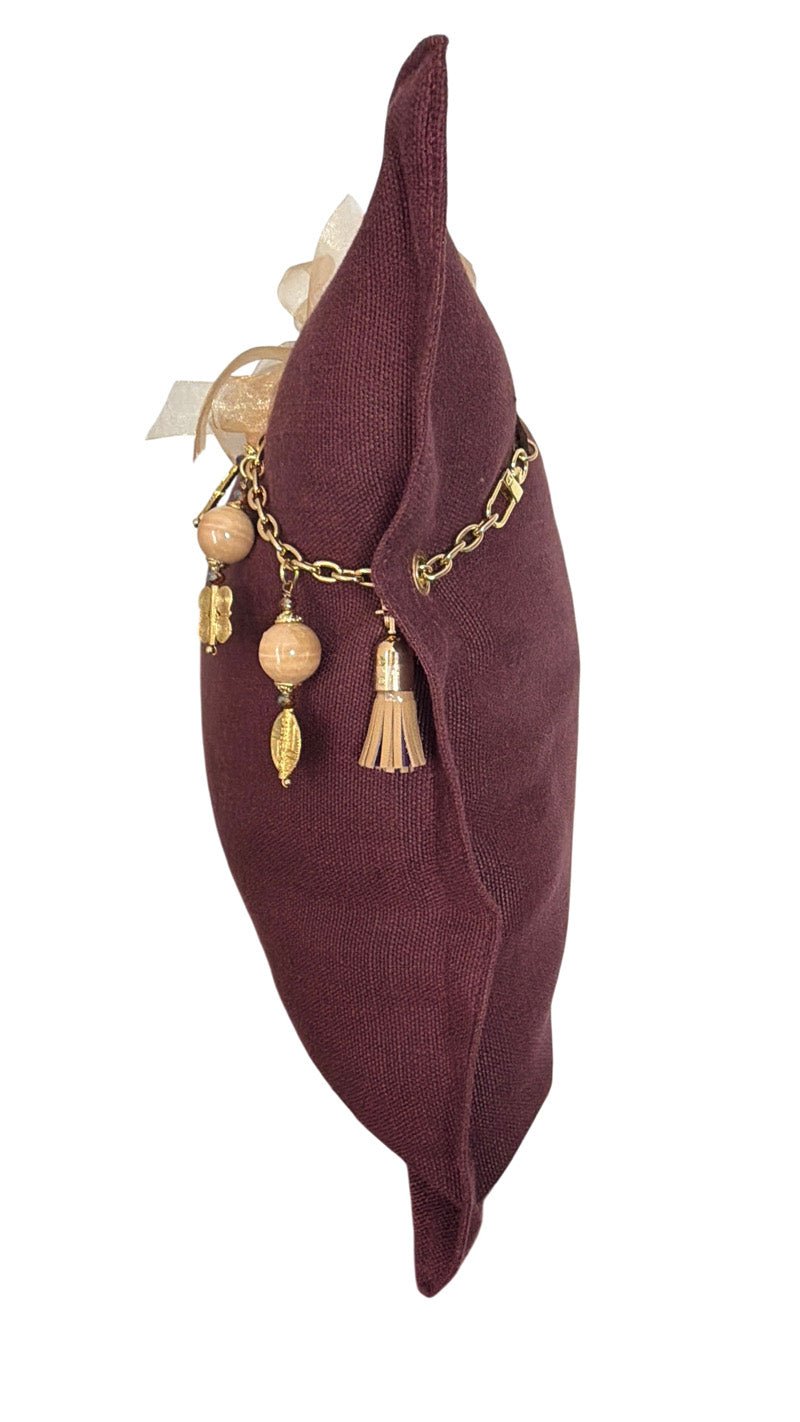 Vue de profil du coussin artisanal prune MIYA mettant en valeur son volume et ses détails décoratifs.