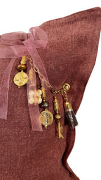 Détail pampille signature poids Ashanti et perles coussin rose sienne MIYA