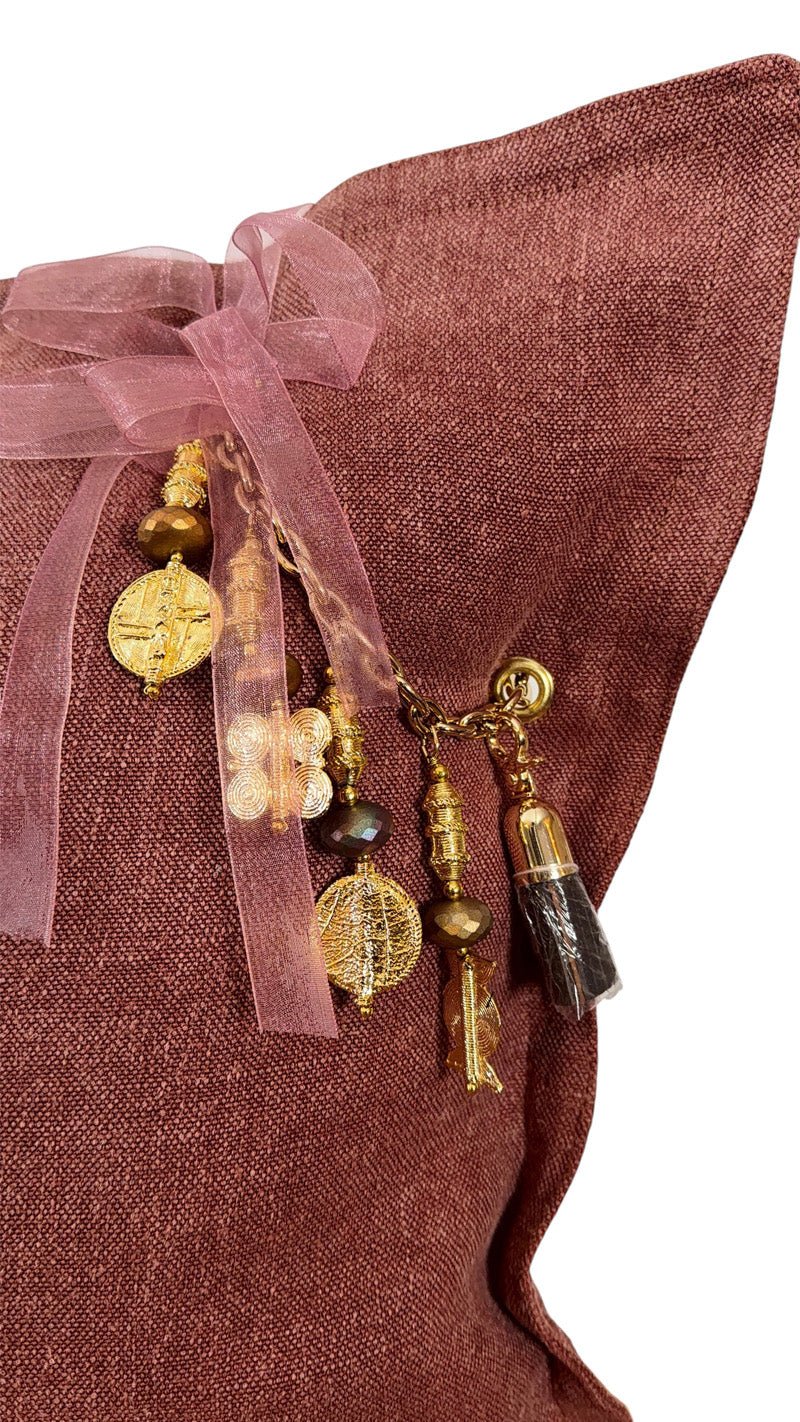 Détail pampille signature poids Ashanti et perles coussin rose sienne MIYA