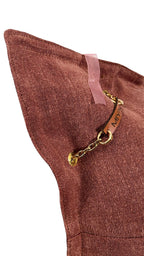 Dos coussin rose sienne fermeture chaîne dorée pampille signature MIYA