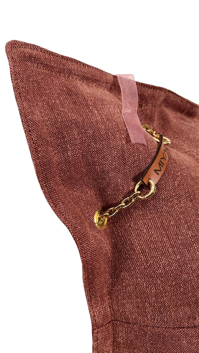 Dos coussin rose sienne fermeture chaîne dorée pampille signature MIYA
