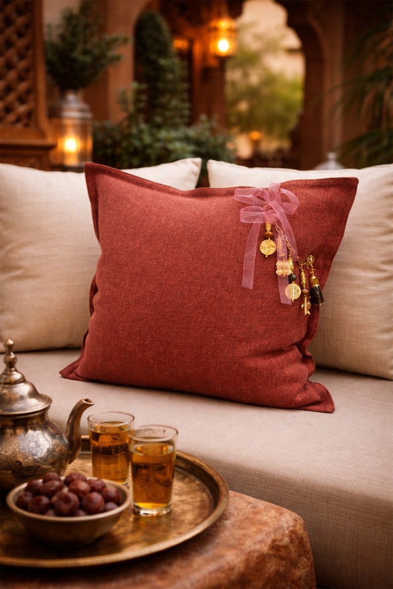 Coussin rose sienne pampille signature ornée de poids Ashanti et perles MIYA