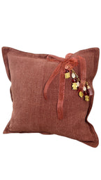 Coussin rose sienne avec pampille signature MIYA, ornée de poids Ashanti et perles.