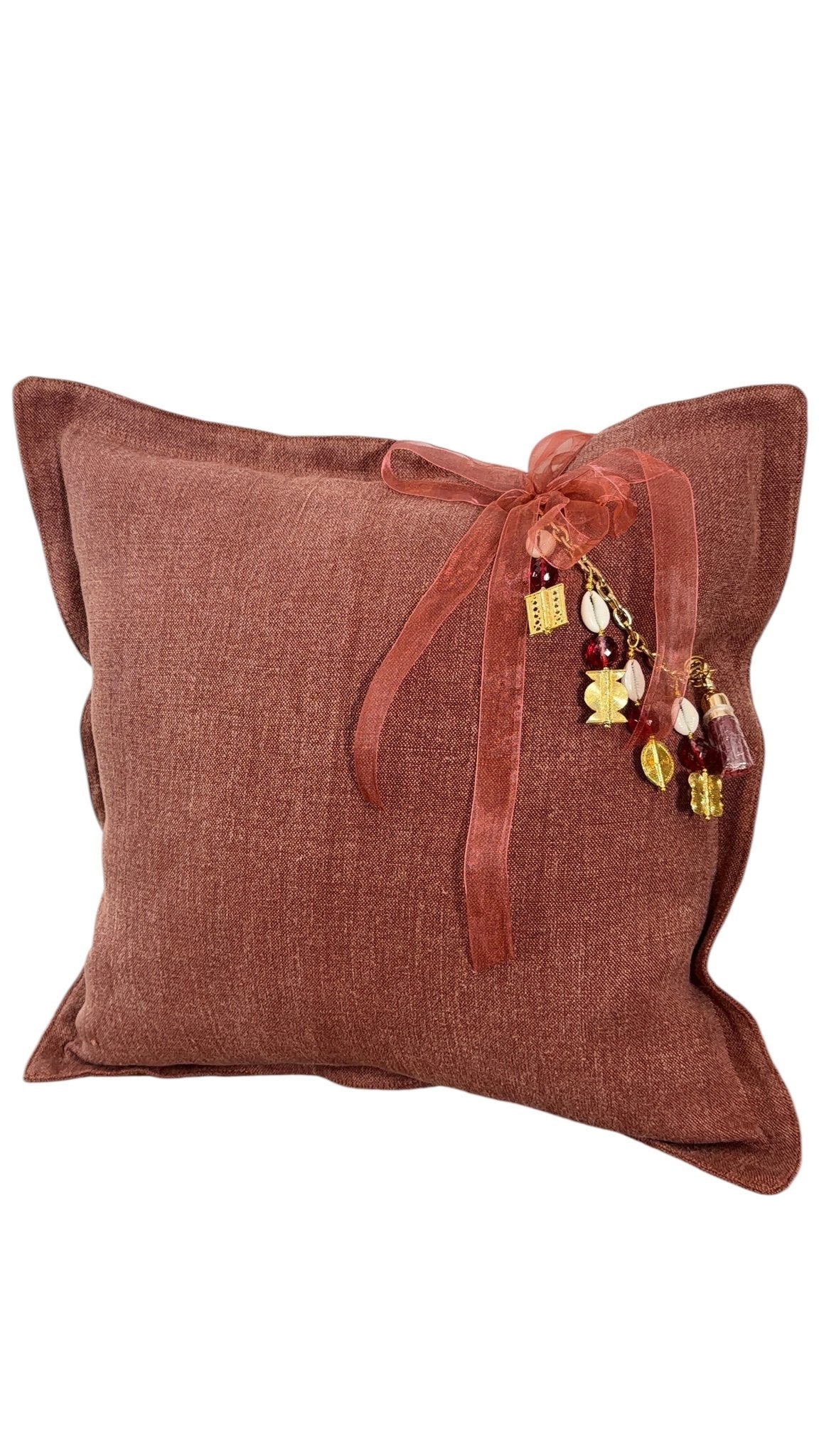 Coussin rose sienne avec pampille signature MIYA, ornée de poids Ashanti et perles.