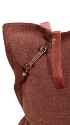 Détail arrière avec étiquette signature MIYA sur coussin rose sienne.
