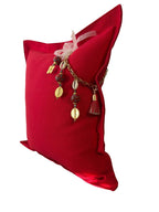 Profil du coussin rouge en lin avec pampille artisanale MIYA