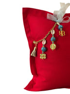 Détail du coussin rouge NEGRIL No.88 et pampille artisanale MIYA