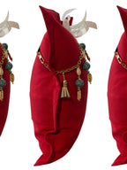 Profil du coussin rouge en lin lourd avec pampille signature MIYA