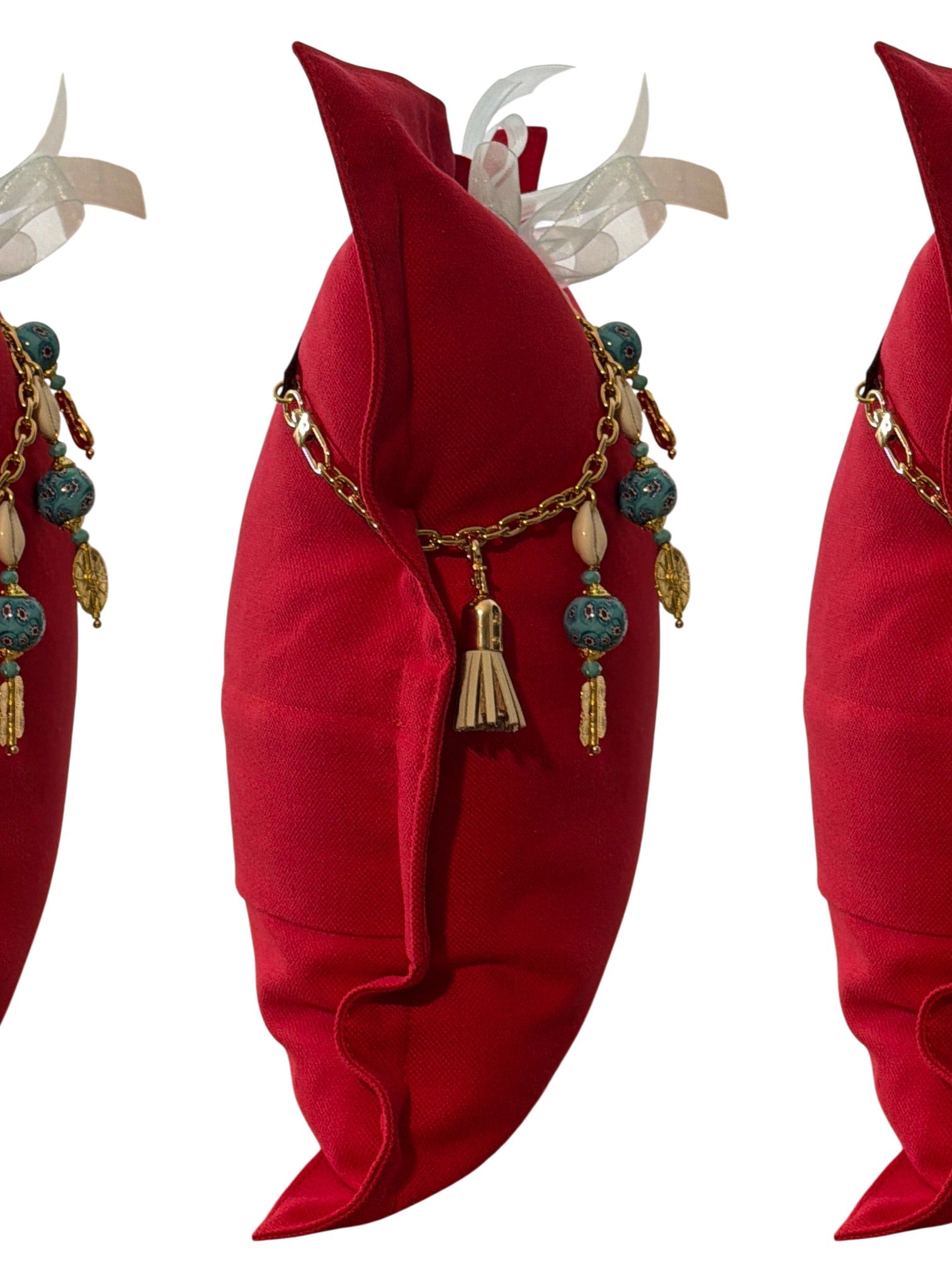 Profil du coussin rouge en lin lourd avec pampille signature MIYA