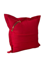 Dos du coussin rouge en lin lourd avec attache en cuir signature MIYA