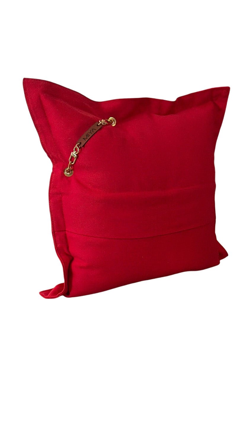Dos du coussin rouge en lin lourd avec attache en cuir signature MIYA