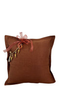 Coussin en lin marron rouille pampille signature MIYA ornée de poids Ashanti et perles, création artisanale bohème