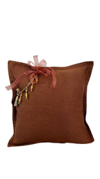Coussin en lin marron rouille pampille signature MIYA ornée de poids Ashanti et perles, création artisanale bohème